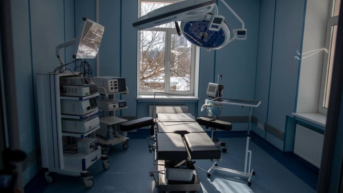 Сучасна операційна з хірургічним столом, операційним світильником та медичним обладнанням у відділенні малоінвазивної хірургії міської лікарні Києва
