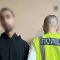 Головні новини Києва | Kyiv.News Затриманий 19-річний підозрюваний поруч із поліцейським у жилеті з написом ПОЛІЦІЯ