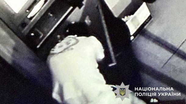 Спроба крадіжки з банкомата на Оболоні: 43-річного киянина затримано Спроба крадіжки з банкомата на Оболоні: 43-річного киянина затримано
