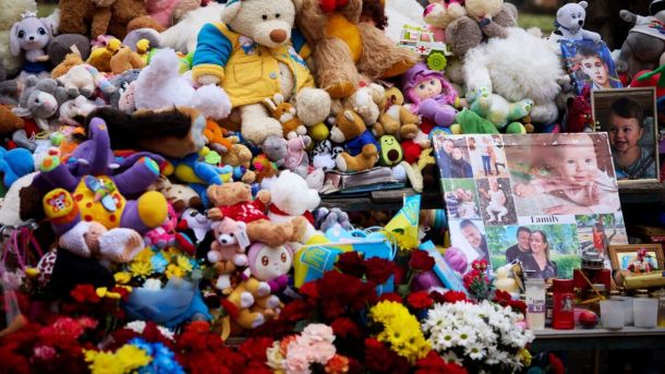Імпровізований меморіал жертвам удару безпілотника РФ, від якого загинули діти