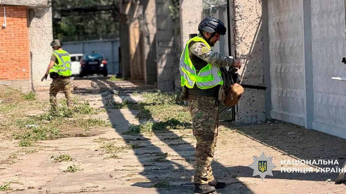 В Оболонському районі знайшли ракету Х-69 і 12 бойових суббоєприпасів Вибухотехніки поліції Києва вилучають уламки ракети Х-69 і 12 суббоєприпасів на підприємстві в Оболонському районі