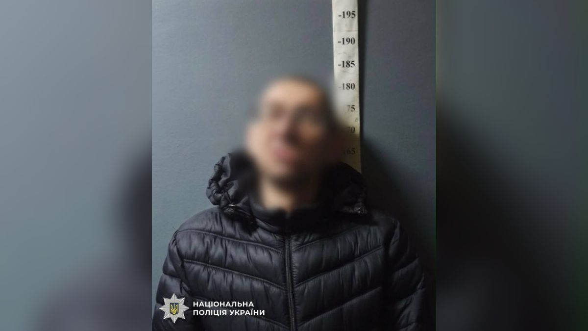 Киянина засудили на два роки за погрозу підірвати гранату у багатоповерхівці Затримання чоловіка, який погрожував підірвати гранату у багатоповерхівці у Дніпровському р-ні Києва
