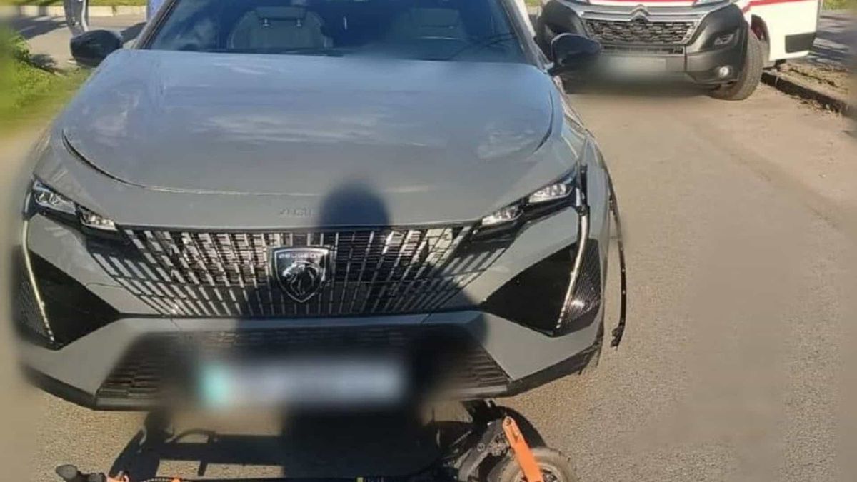 Рятувальники та поліцейські на місці смертельного ДТП у селі Гатне Фастівського району, де загинув 10-річний хлопчик на електросамокаті