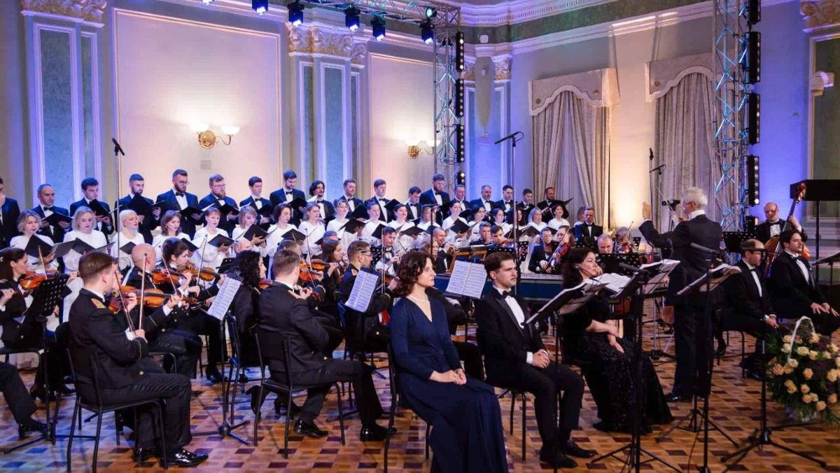 Оркестр, хор і диригент виконують оперу «Креонт» Дмитра Бортнянського в парадній залі