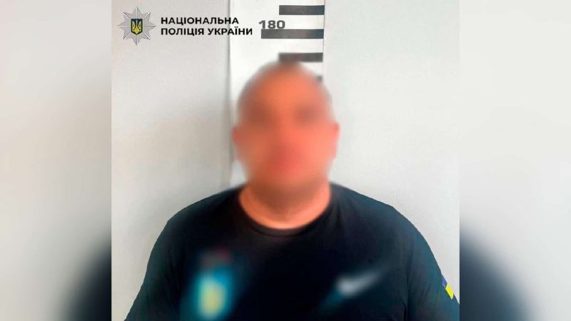 Поліцейські Києва затримали двох шахраїв, які виманили у 13-річної доньки військового понад 2,5 млн грн батьківських заощаджень через соцмережі