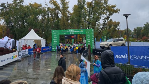 У Києві відкрили пам'ятний знак логістам ЗСУ Марафон Незламності починається в Києві, до забігу готуються десятки дітей, люди стоять під зеленими воротами старту