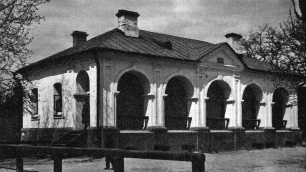 Гауптвахта Київської брами на Лаврському провулку — одноповерхова будівля XVIII століття з аркадною галереєю, зруйнована у 1940-х