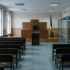 Головні новини Києва | Kyiv.News Порожній зал судових засідань з місцем судді та лавами для присутніх