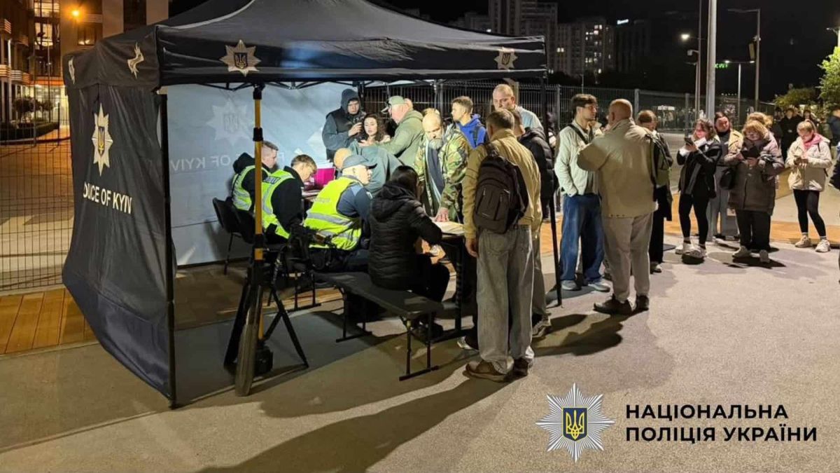 Черга мешканців до намету поліції Києва вночі після удару БпЛА по 25-поверхівці у Дарницькому р-ні Києва