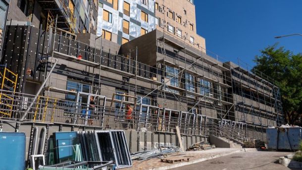 На знімку будівельні роботи на сучасному житловому комплексі у Києві, активна підготовка до завершення будівництва.