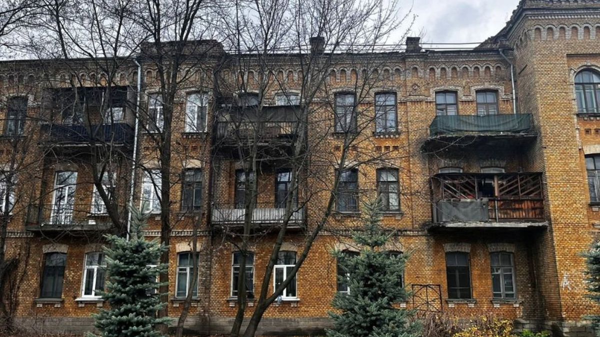 Житловий будинок офіцерів-вихователів Миколаївського артилерійського училища на вулиці Воробйова у Солом'янському районі Києва — аварійний стан фасаду