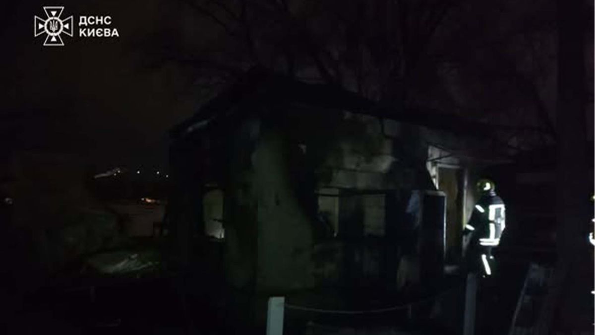 Рятувальник ДСНС Києва ліквідує пожежу в охоронному пункті човнової станції в Печерському районі вночі