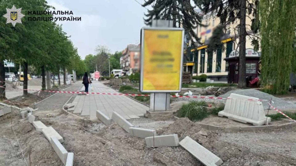 Тротуар на Голосіївському проспекті: посадовцю ШЕУ — підозра через розтрату 1,3 млн грн Ремонт тротуару: укладена бетонна плитка, бордюри й огороджувальна стрічка вздовж проспекту в Голосіївському р-ні
