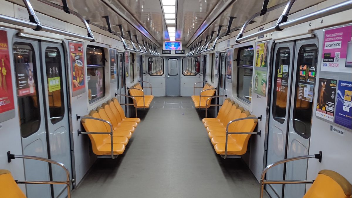 Порожній вагон київського метро на червоній лінії, вид зсередини