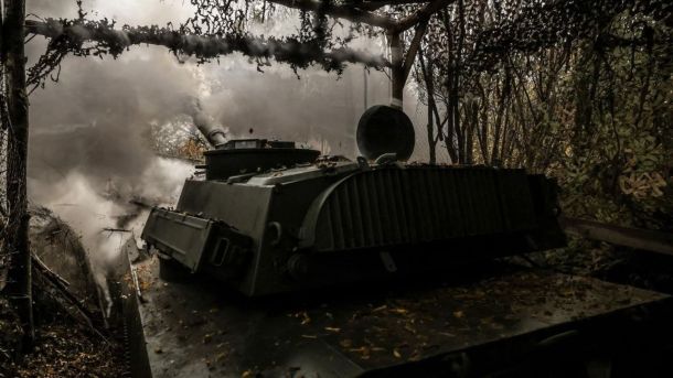 Український танк стріляє з замаскованих позицій