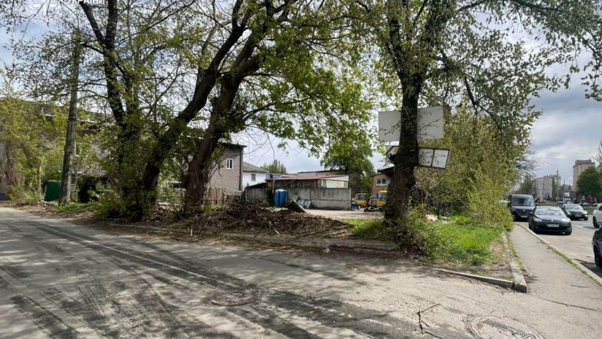 Демонтаж незаконного паркану на вулиці Автозаводській в Оболонському районі Києва за рішенням суду