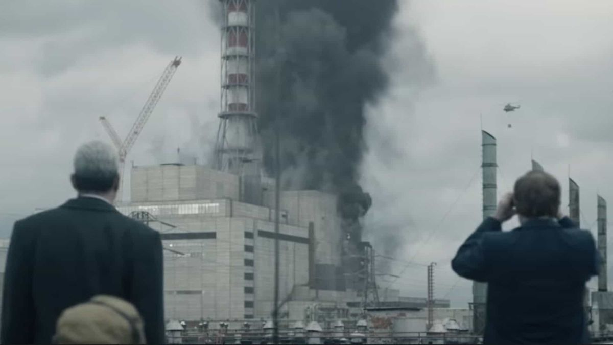 Двоє чоловіків дивляться на вибух Чорнобильської атомної станції, це кадр із фільму про Чорнобиль