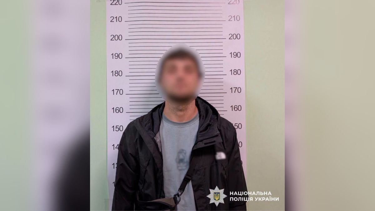 У Василькові чоловік відкрив стрілянину біля дитячого майданчика, двоє поранених Поліцейські на місці стрілянини біля дитячого майданчика у Василькові, де постраждали двоє людей