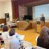 Ярина Ясиневич і Наталя Омельчук з Фундації Пилипа Орлика виступають на Всеамериканській вчительській конференції
