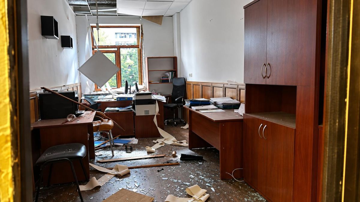 Пошкоджена будівля Вищої ради правосуддя після атаки на Київ, постраждали шестеро людей