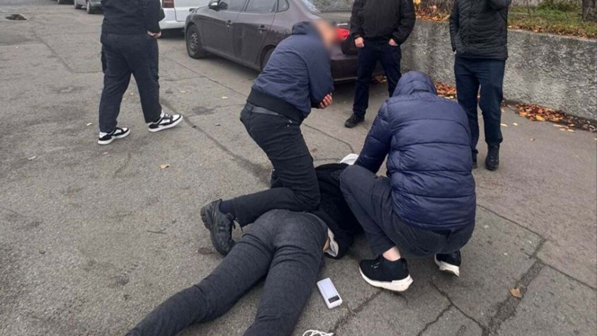У Києві затримали 21-річного агента РФ: знімав ТЕЦ Момент затримання силовиками підозрюваного