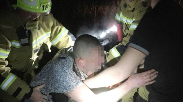 Рятувальники ДСНС Київщини дістають людину з багнюки на березі водойми у селі Троїцьке Білоцерківського району