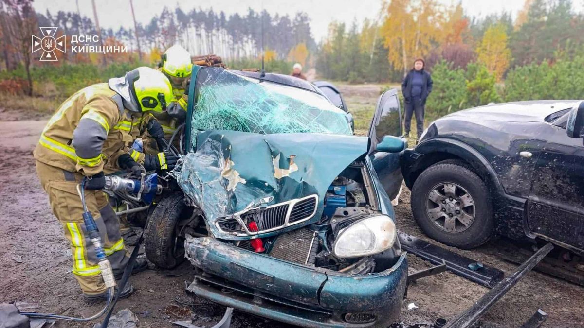 ДТП біля Феневичів на трасі «Київ — Іванків — Овруч»: троє постраждалих Рятувальники ДСНС працюють біля розбитого легкового авто після ДТП поблизу села Феневичі на Вишгородщині