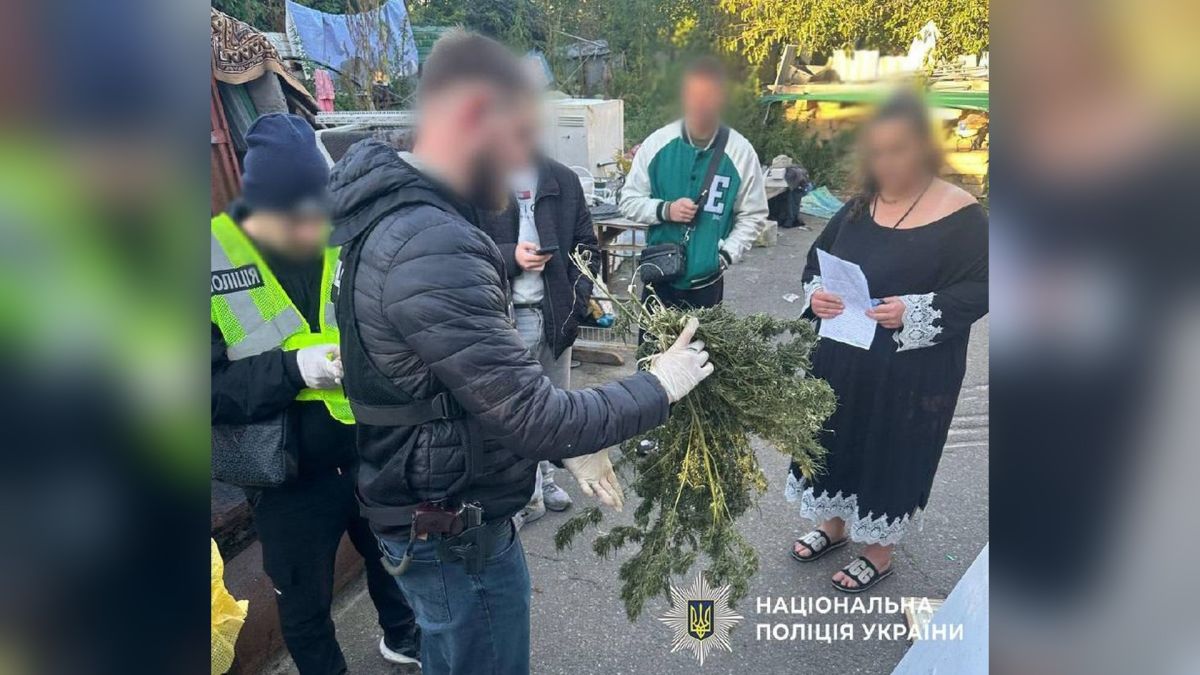 Киянина затримали за підозрою у збуті канабісу на 320 тисяч гривень Поліцейські затримали 45-річного киянина за підозрою у збуті канабісу вартістю близько 320 тисяч гривень