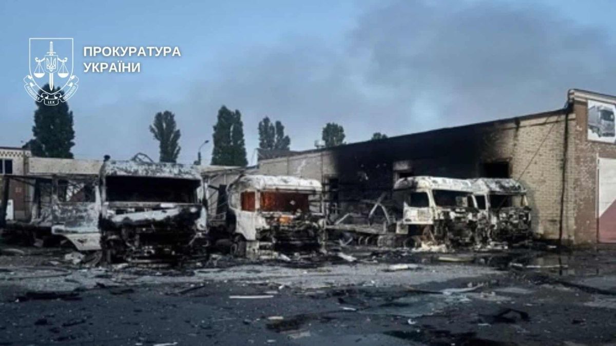 Вигорілі вантажні автомобілі та пошкоджена складська будівля після ворожої атаки на Київ 16 липня 2026 року