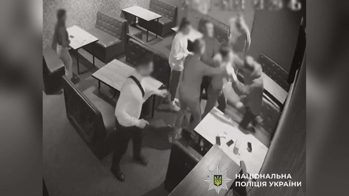 Різанина у більярдному клубі Деснянського р-ну: підозрюваного екстрадували Поліцейські екстрадували з Німеччини 27-річного киянина, підозрюваного у нападі з ножем у більярдному клубі Деснянського р-ну Києва