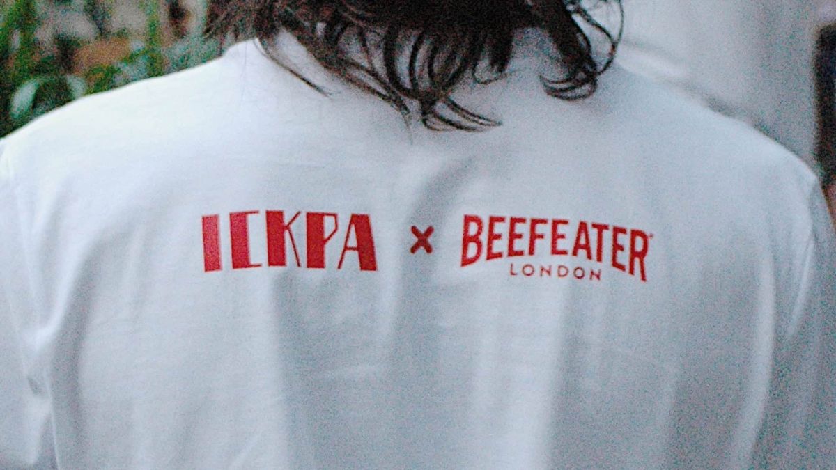 Напис ІСКРА х Beefeater London на футболці учасника фестивалю ICKPA