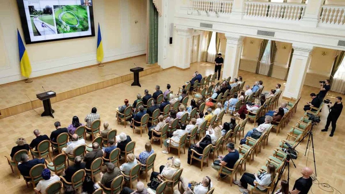 Музей Революції Гідності у Києві відновлять після 8 років Громадські слухання у залі з проєкцією проєкту Музею Революції Гідності, українськими прапорами та учасниками на стільцях у Києві