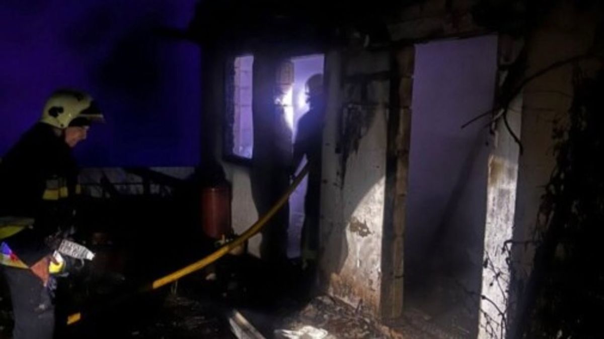 Пожежники працюють на місці згорілої будівлі