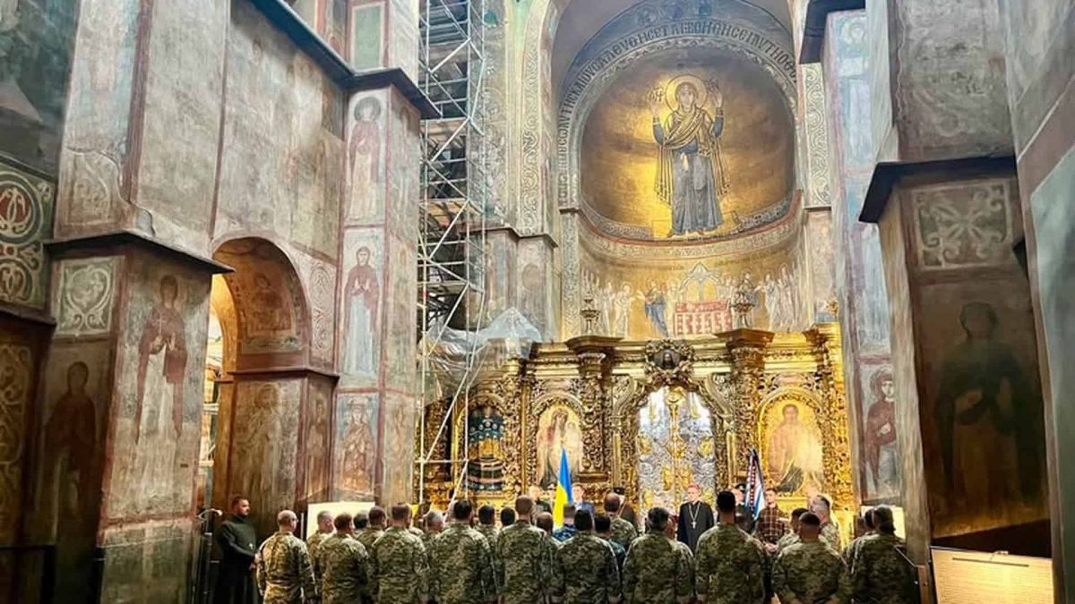 Військові капелани шикуються в Софійському соборі на церемонії випуску 14-го курсу підготовки капеланської служби ЗСУ