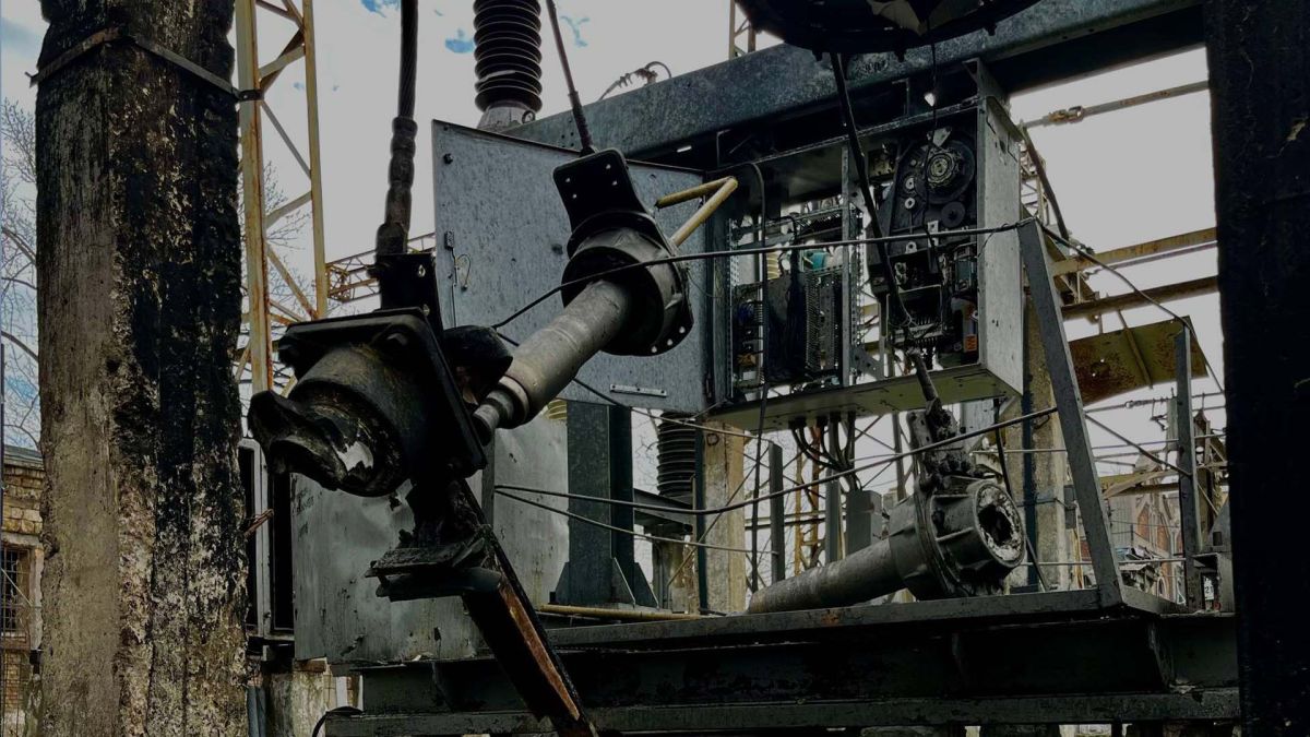Пошкоджена енергетична інфраструктура України внаслідок ракетного обстрілу, працівники ДТЕК проводять відновлювальні роботи