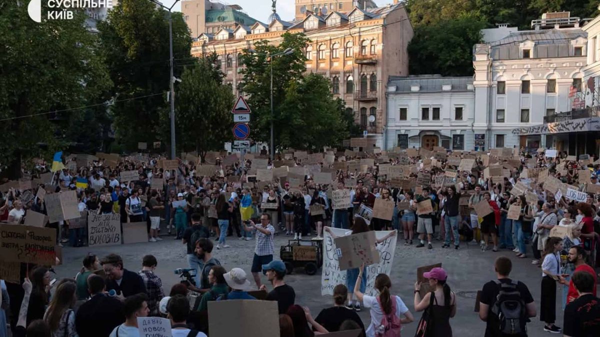 Протести за Федорова: нова акція в Києві сьогодні о 20:00 Сотні людей із картонними плакатами на площі Івана Франка в Києві під час акції на підтримку Михайла Федорова