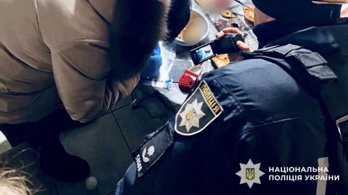 Поліціянти Національної поліції України проводять обшук у помешканні підозрюваного у збуті психотропної речовини PVP на Білоцерківщині