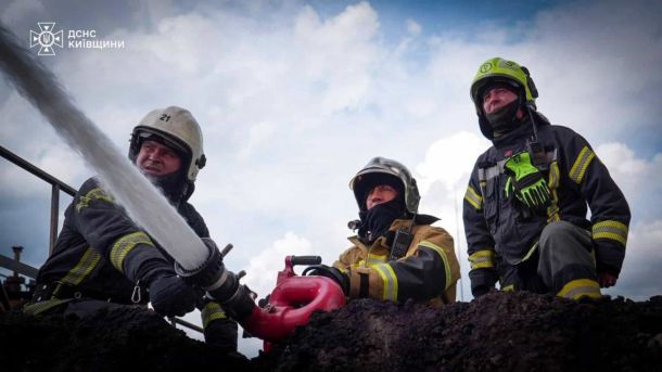 Рятувальники гасять масштабну пожежу площею 4000 кв. м на інфраструктурному об'єкті Київщини після російської атаки