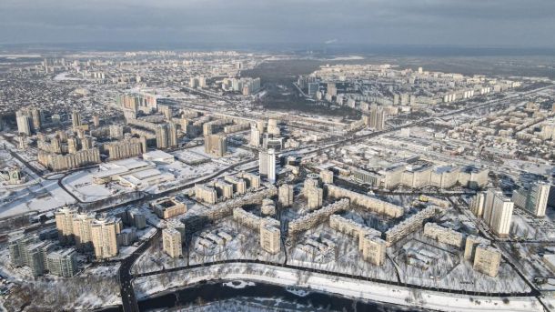 Погода на 30 вересня: дощі та прохолода у Києві й області Аерофотознімок житлового масиву Києва взимку