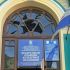 Вхід до будівлі Департаменту охорони культурної спадщини КМДА з вивіскою та прапорами