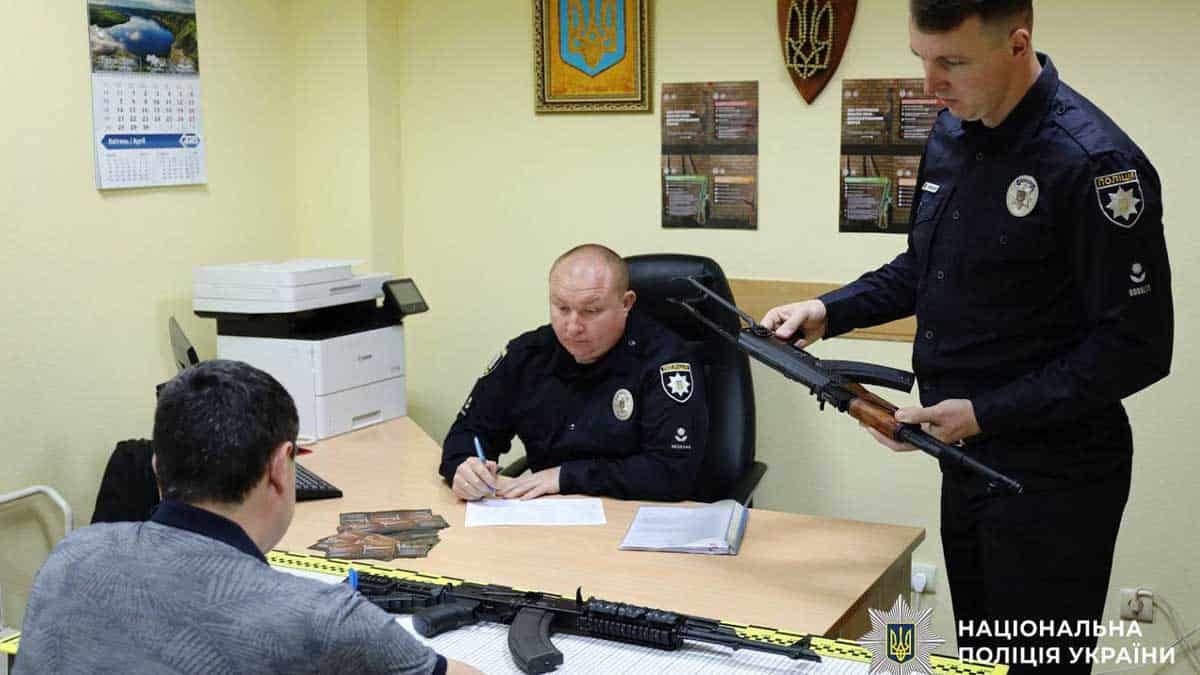 Кияни задекларували понад 1000 одиниць зброї та 255 тисяч набоїв