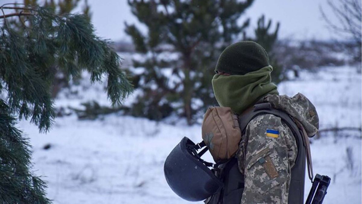 Військовий у час морозу із закритим від холоду обличчям