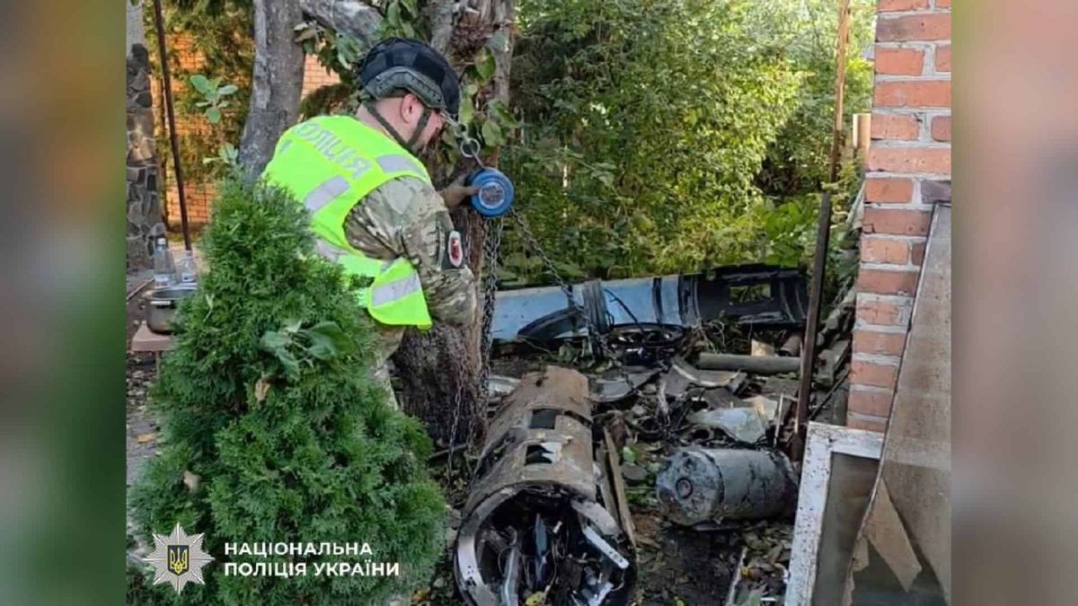 У Деснянському р-ні вилучили нездетоновану бойову частину «Герані» вагою 90 кг Вибухотехніки поліції Києва оглядають нездетоновану бойову частину безпілотника у Деснянському р-ні