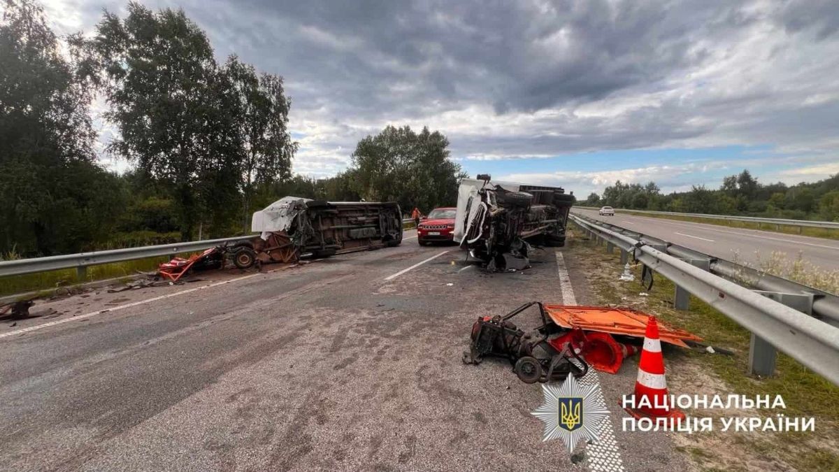 Місце ДТП на трасі Київ–Знам'янка біля села Романків, де Mercedes Sprinter збив двох працівників дорожньої служби