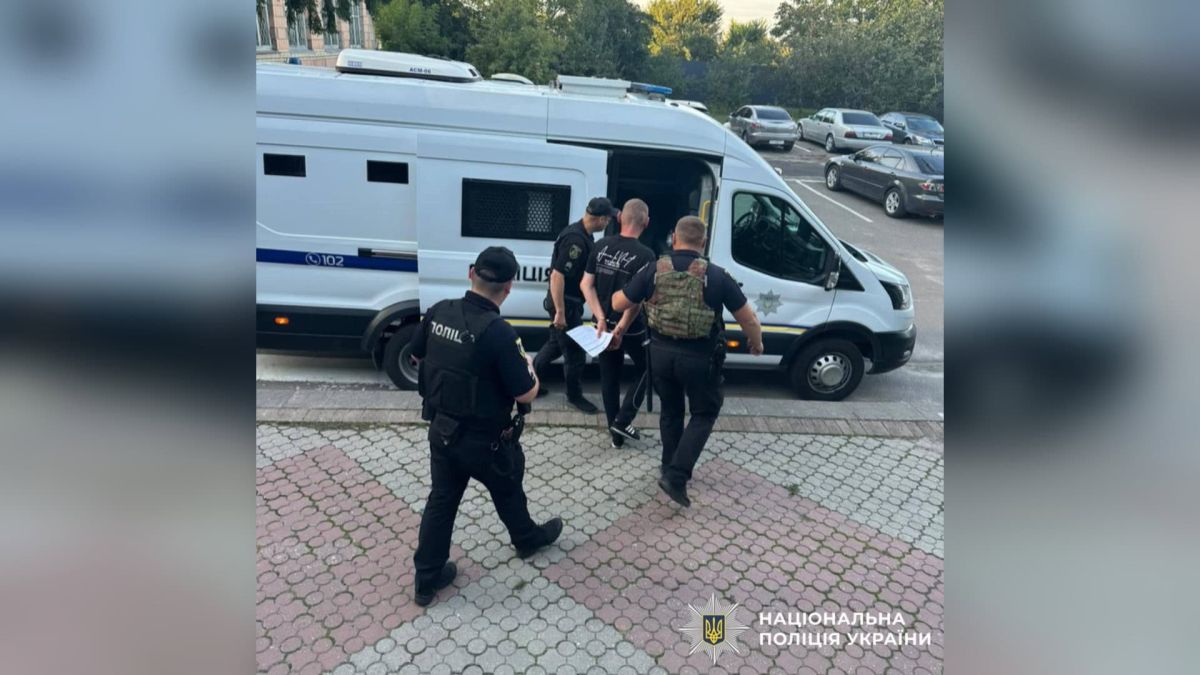 Поліцейські Київщини затримали 42-річного чоловіка, який погрожував ножем і вдарив старосту в селі Ліщинка на Обухівщині