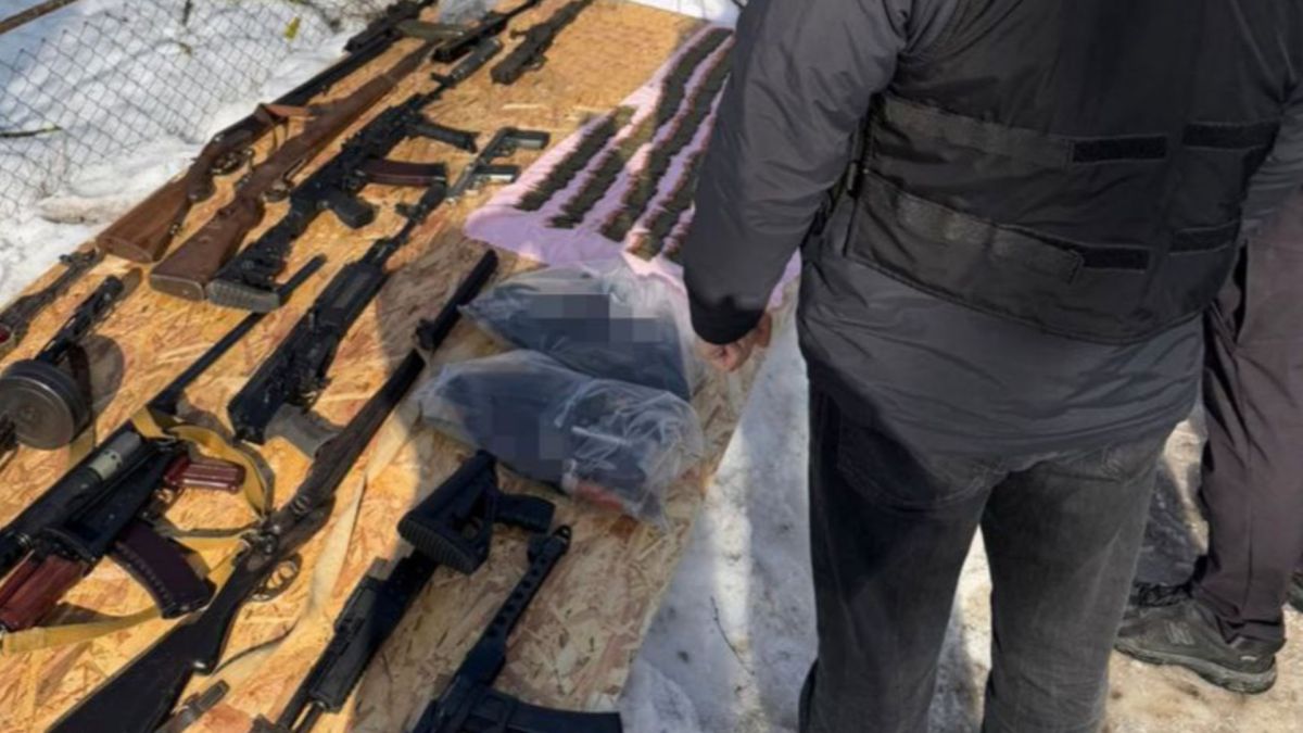 Вилучена нелегальна зброя — автомати Калашникова, гранати та набої, затримані під час операції СБУ