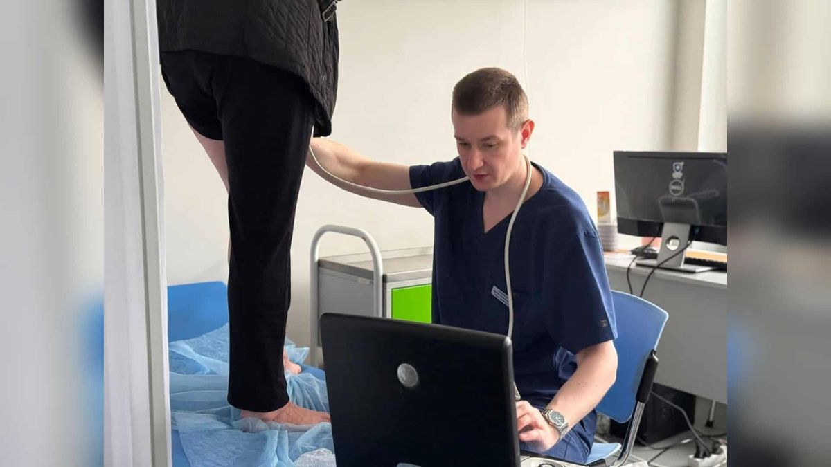 У кожного п'ятого киянина виявили венозну патологію на скринінгу судин Лікарі КНП «Київська міська клінічна лікарня 4» проводять ультразвукову діагностику судин ніг пацієнтці під час безоплатного скринінгу в Києві