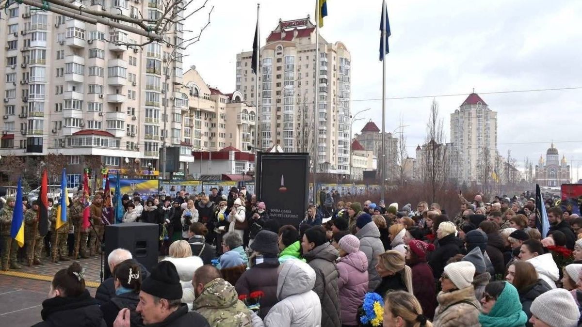 Урочисте відкриття третьої черги Алеї Героїв в Оболонському районі Києва: натовп містян та військові з прапорами біля меморіальної стели
