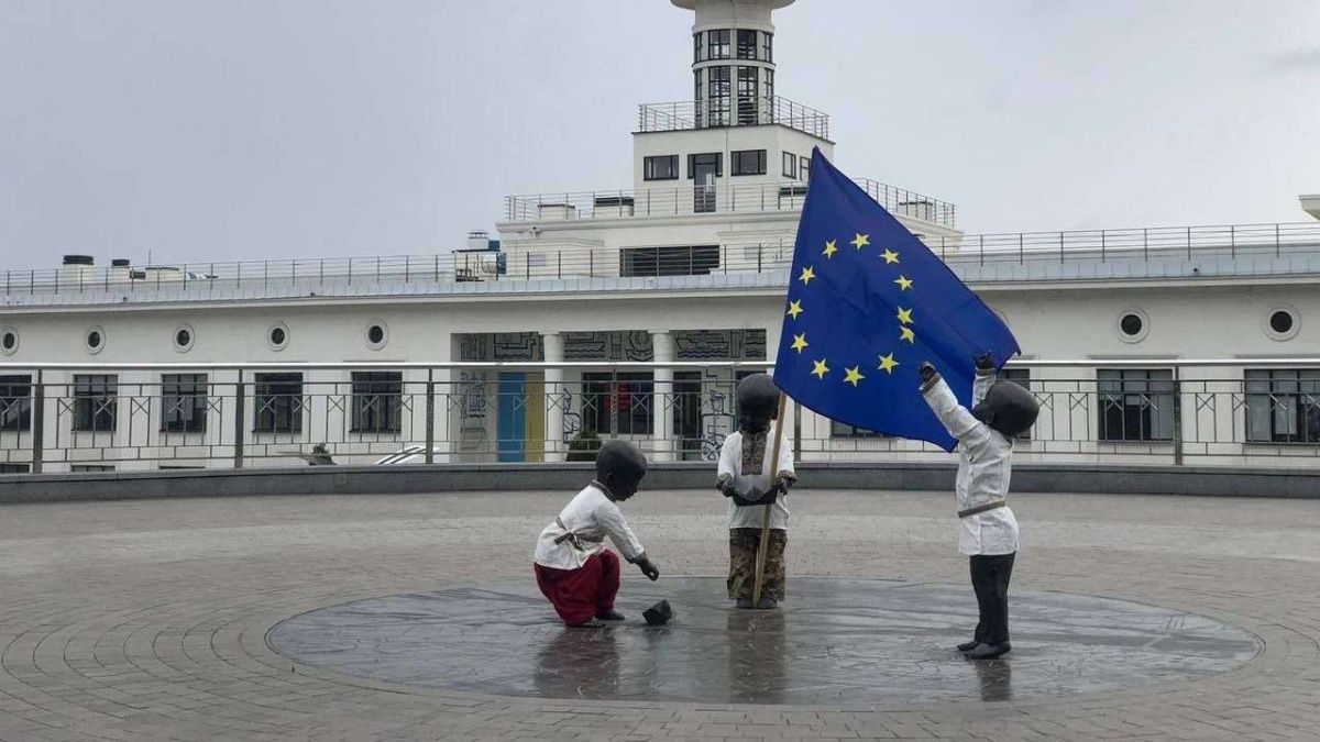 Малюків-засновників Києва на Поштовій площі одягнули до Дня Європи