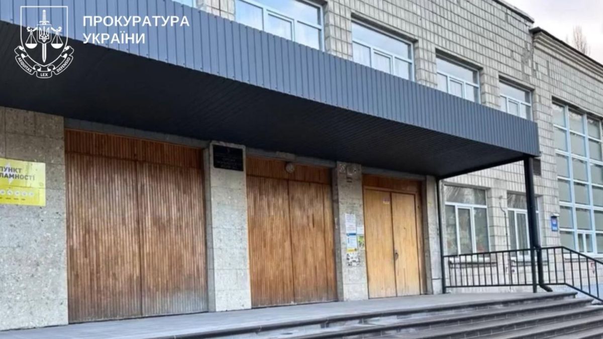 Чиновника Солом'янки судитимуть за 550 тис. грн збитків Будівля школи, в якій ремонтували покрівлю